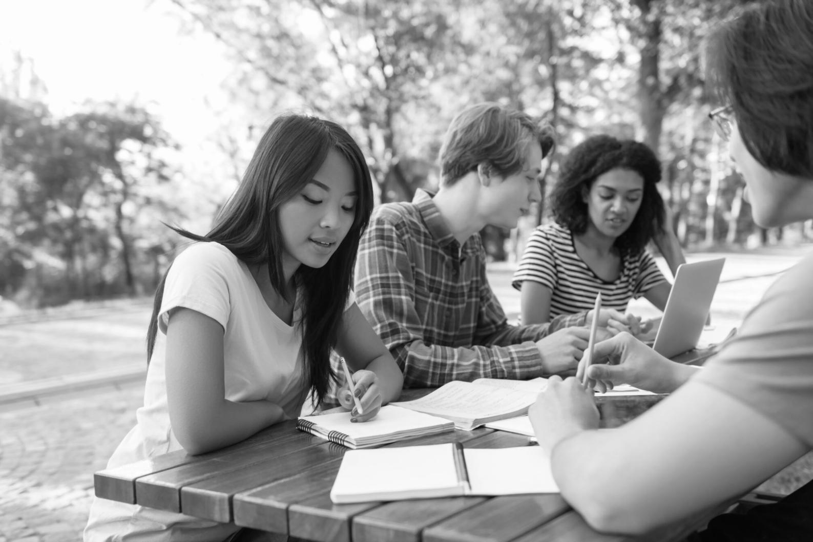 Mujer revisando documentos financieros en un ambiente de trabajo organizado