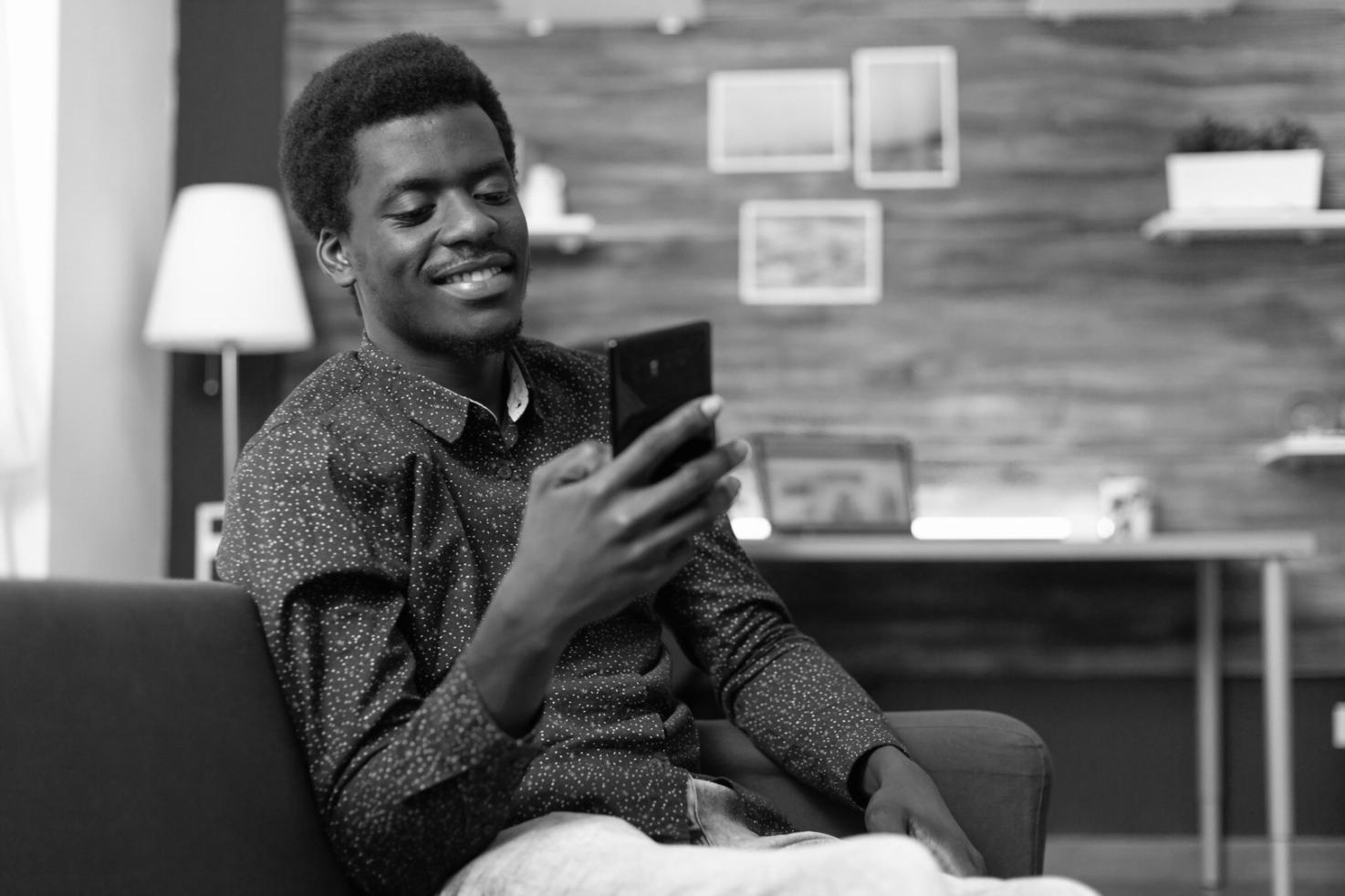 Espacio de trabajo acogedor para consultas financieras