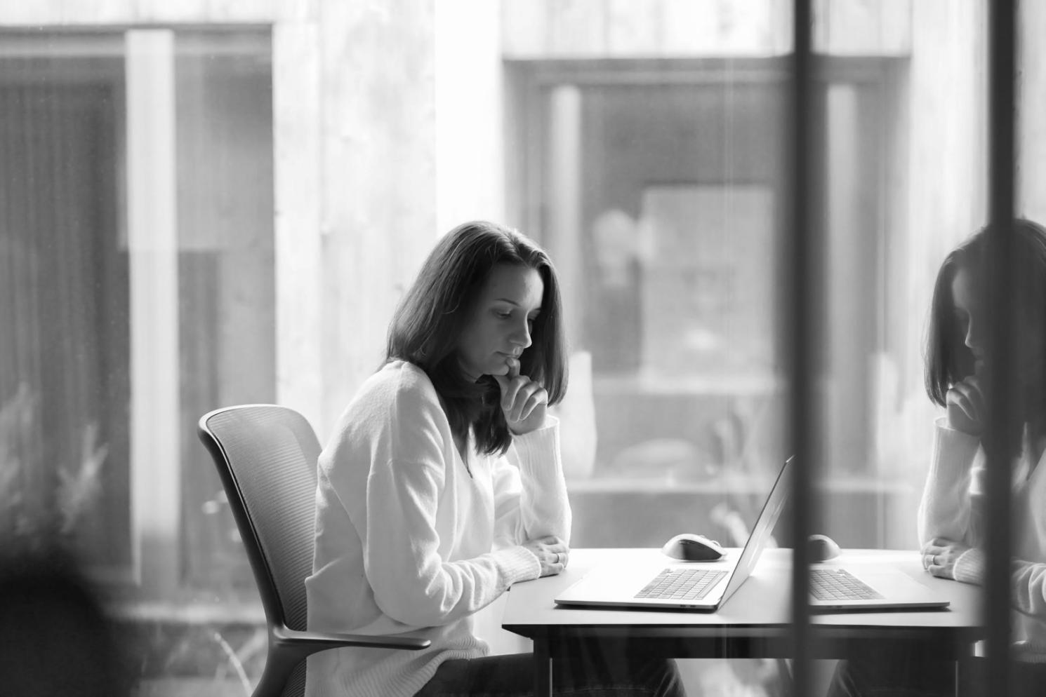 Espacio de trabajo organizado con planificador financiero y calculadora